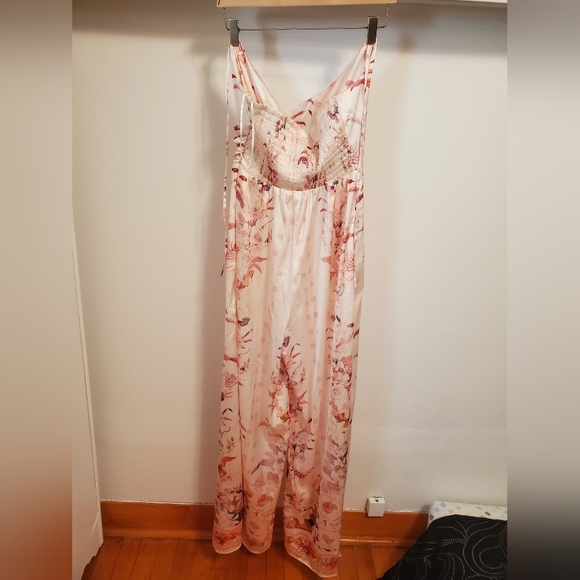 NWOT Guess floral satin jumpsuit. Faux wrap. Tie around neck. Wide leg. Size S. - Picture 3 of 16